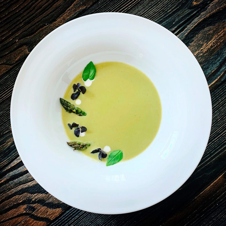 Receta de esparragos verdes y pistachos